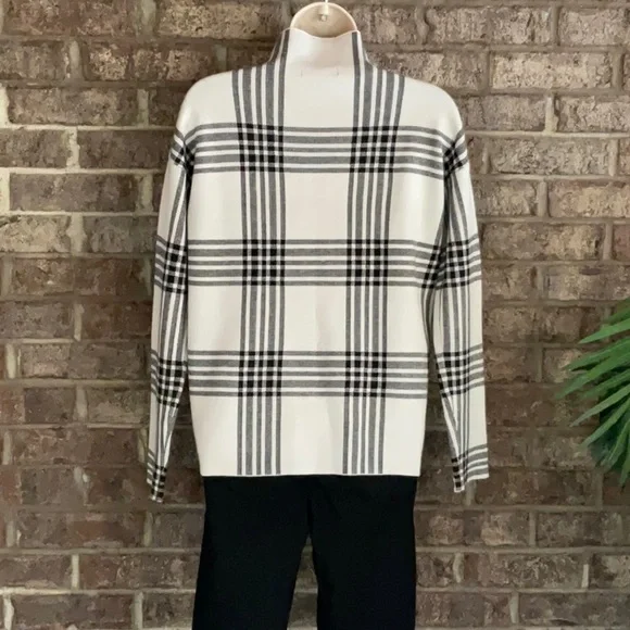 TAHARI Turtleneck sweater with black and white check print.Size XS - Picture 2 of 7